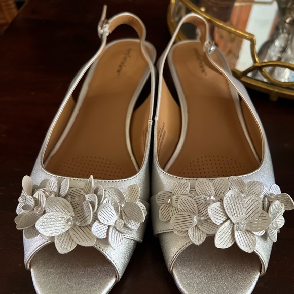 Comfortview Silver Floral Slingback Sandals 13WW Wide Wedding Party Cushion Soft - Picture 1 of 9